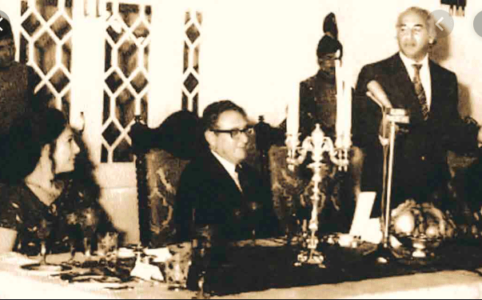 Bhutto is hosting visiting Kissinger to dinner at his home in October 1974.